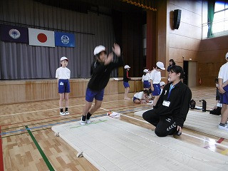 ４