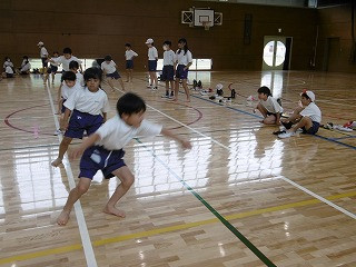 ９