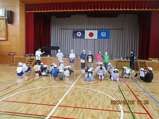 て・に