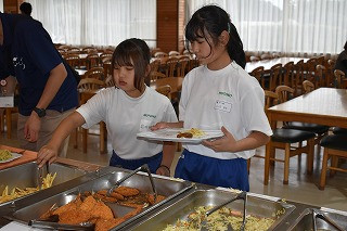 ７