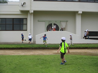 ９