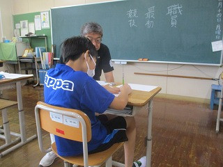 す