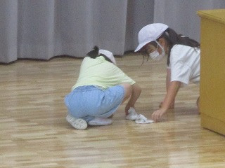 ９