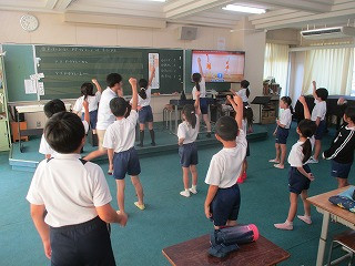 ７