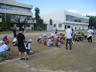 ２６