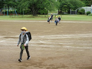 ４