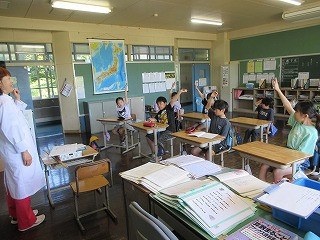 ４