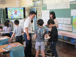 ４