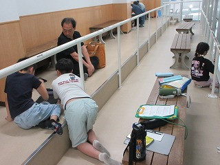 ４
