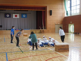 ２
