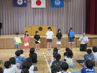 ３